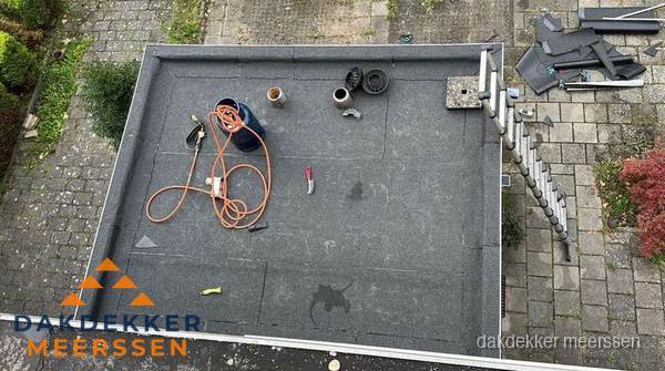 Plat dak met nieuwe bitumen bedekking in Meerssen Plat dak met nieuwe bitumen bedekking in Meerssen