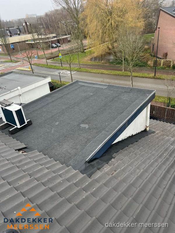 Plat dak met bitumen isolatie en dakbedekking in Meerssen Plat dak met bitumen isolatie en dakbedekking in Meerssen