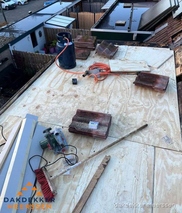 Dakreparatie werkzaamheden op plat dak met gereedschap in Meerssen