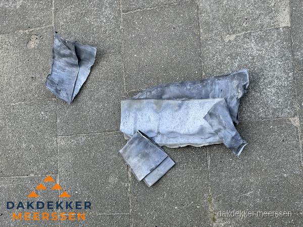 Oude verwijderde loodslabben na vervanging in Meerssen Oude verwijderde loodslabben na vervanging in Meerssen