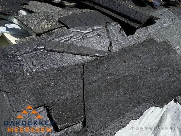 Verwijderd oud bitumen dakleer klaar voor vervanging in Meerssen Verwijderd oud bitumen dakleer klaar voor vervanging in Meerssen