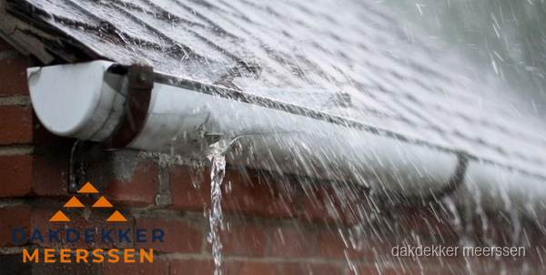 Lekkende dakgoot tijdens regenval in Meerssen Lekkende dakgoot tijdens regenval in Meerssen