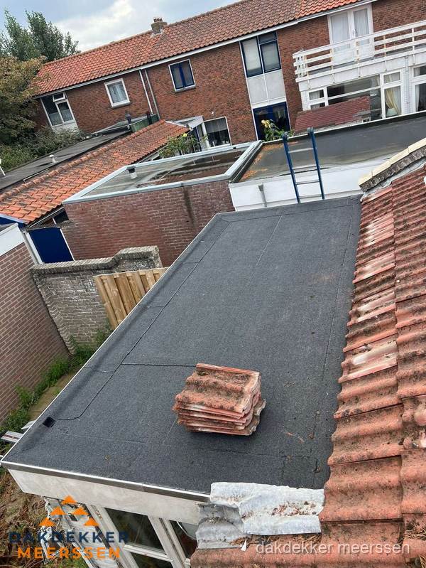 Aanbouw plat dak met reservepannen voor dakpannen vervangen in Meerssen Aanbouw plat dak met reservepannen voor dakpannen vervangen in Meerssen