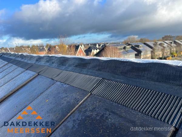 Dakisolatie bij de nok met ventilatieprofiel op schuin dak in Meerssen