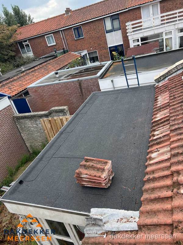 Plat dak aanbouw met bitumen naast schuin pannendak in Meerssen Plat dak aanbouw met bitumen naast schuin pannendak in Meerssen
