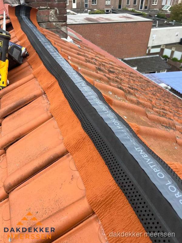 Nokventilatie installeren op hellend pannendak in Meerssen Nokventilatie installeren op hellend pannendak in Meerssen