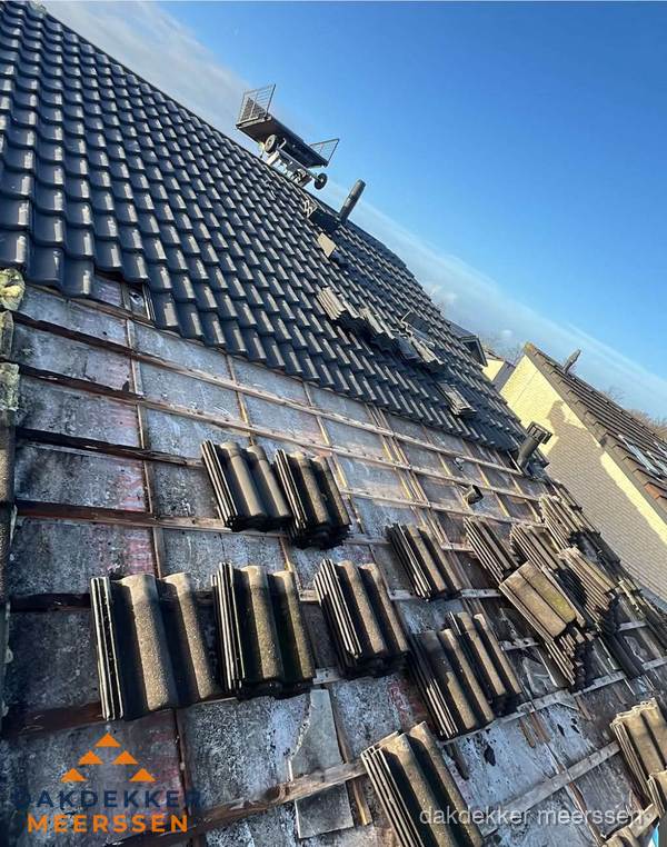 Schuin dak renovatie met nieuwe dakpannen in Meerssen Schuin dak renovatie met nieuwe dakpannen in Meerssen