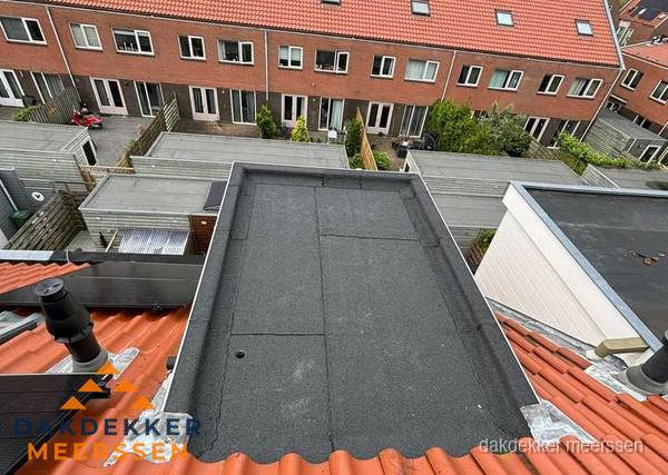 Plat dak met bitumen bedekking naast dakkapel in Meerssen Plat dak met bitumen bedekking naast dakkapel in Meerssen
