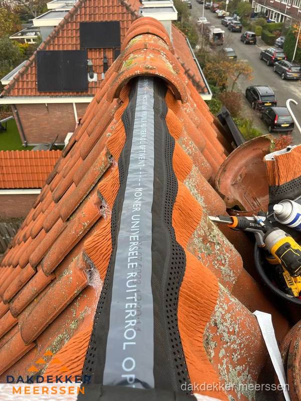 Dakdekker vervangt nokvorst met ruiterrol op pannendak in Meerssen Dakdekker vervangt nokvorst met ruiterrol op pannendak in Meerssen