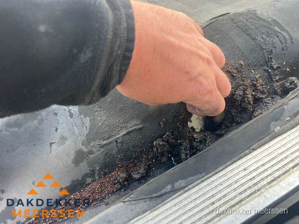 Schade aan bitumen dakbedekking op plat dak in Meerssen Schade aan bitumen dakbedekking op plat dak in Meerssen