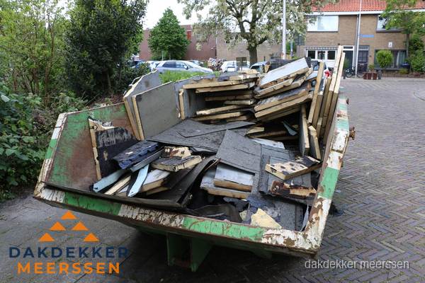 Puincontainer met oud dakmateriaal na dakrenovatie in Meerssen Puincontainer met oud dakmateriaal na dakrenovatie in Meerssen