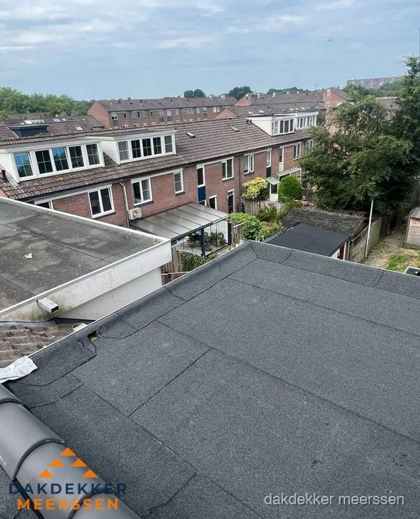 Vernieuwd plat dak met bitumen in woonwijk in Meerssen Vernieuwd plat dak met bitumen in woonwijk in Meerssen
