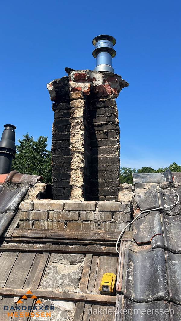 Beschadigde schoorsteen met nieuwe rookgasafvoer op oud dak in Meerssen Beschadigde schoorsteen met nieuwe rookgasafvoer op oud dak in Meerssen