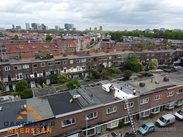 Spoed dakdekker aan het werk op plat dak in woonwijk Meerssen Spoed dakdekker aan het werk op plat dak in woonwijk Meerssen