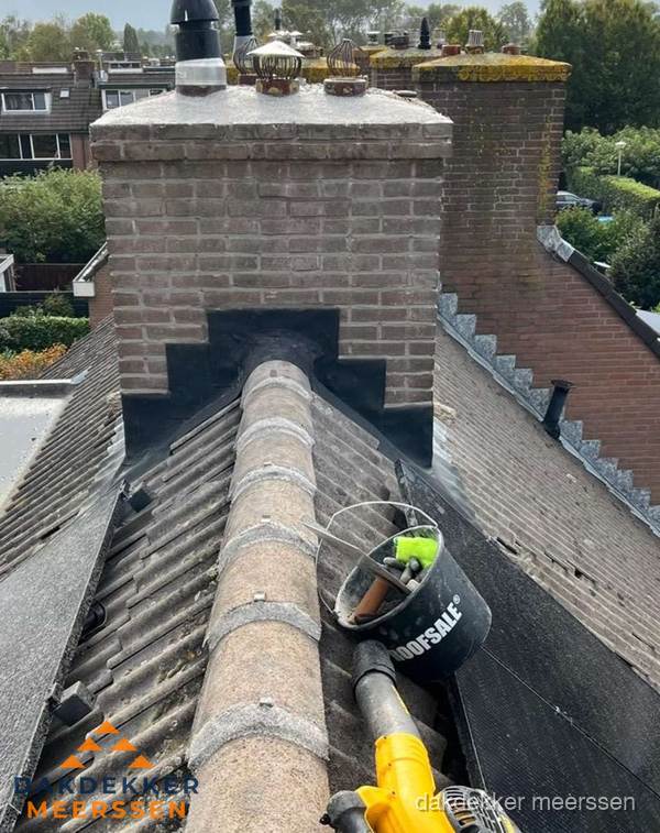 Schoorsteen met loodaansluiting en nokvorst op pannendak in Meerssen Schoorsteen met loodaansluiting en nokvorst op pannendak in Meerssen