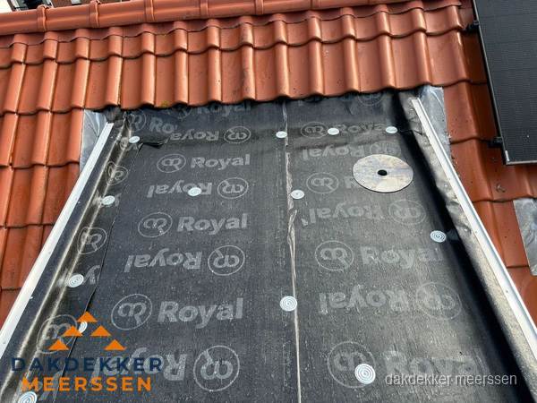 Nieuw dak met dakpannen en Royal onderlaag bij woning in Meerssen Nieuw dak met dakpannen en Royal onderlaag bij woning in Meerssen