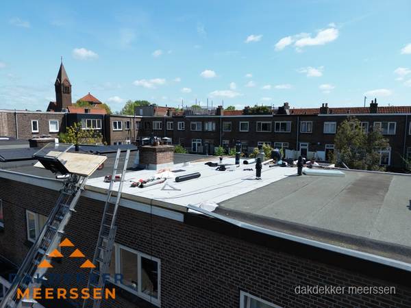 Dakdekkers aan het werk op plat dak in Meerssen Dakdekkers aan het werk op plat dak in Meerssen