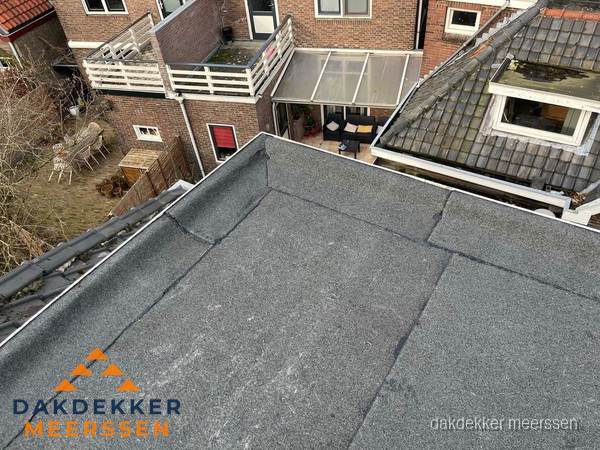 Overzicht plat dak met dakgoot in woonwijk Meerssen Overzicht plat dak met dakgoot in woonwijk Meerssen