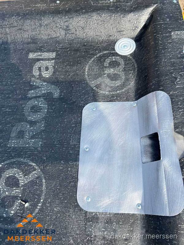 Dakgoot aansluiting op bitumen dak in Meerssen Dakgoot aansluiting op bitumen dak in Meerssen