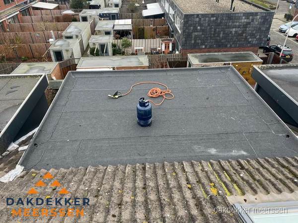 Plat dak met nieuwe bitumen dakbedekking en brandgereedschap in Meerssen Plat dak met nieuwe bitumen dakbedekking en brandgereedschap in Meerssen