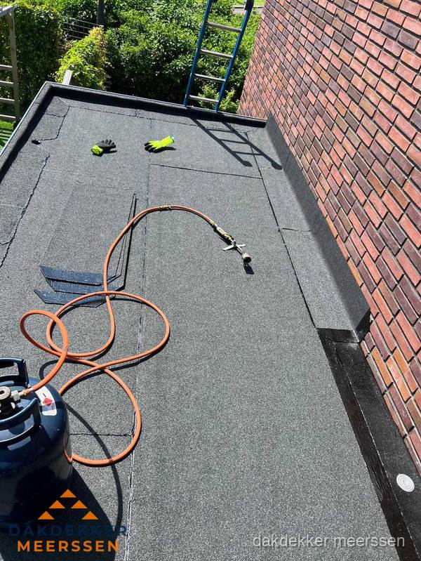 Plat dak met bitumen en brandgereedschap van dakdekkersbedrijf in Meerssen Plat dak met bitumen en brandgereedschap van dakdekkersbedrijf in Meerssen