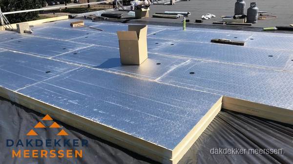 PIR isolatieplaten worden gelegd op plat dak voor dakisolatie in Meerssen PIR isolatieplaten worden gelegd op plat dak voor dakisolatie in Meerssen