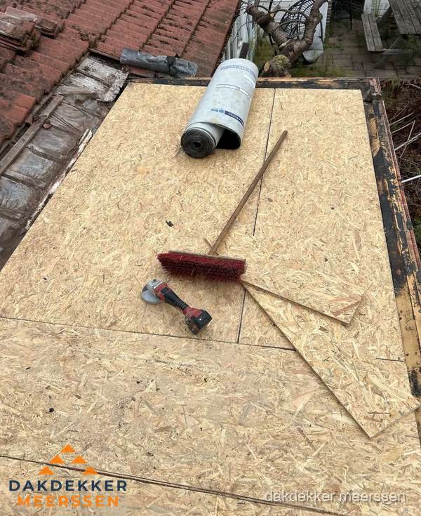 Plat dak vervangen met nieuwe OSB-ondergrond en bitumenrol in Meerssen Plat dak vervangen met nieuwe OSB-ondergrond en bitumenrol in Meerssen