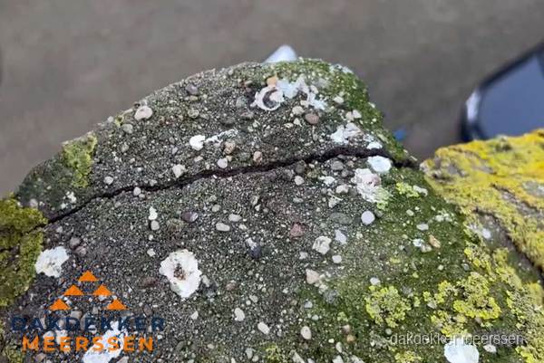 Beschadigde en verweerde nokvorst met scheuren en mos in Meerssen Beschadigde en verweerde nokvorst met scheuren en mos in Meerssen