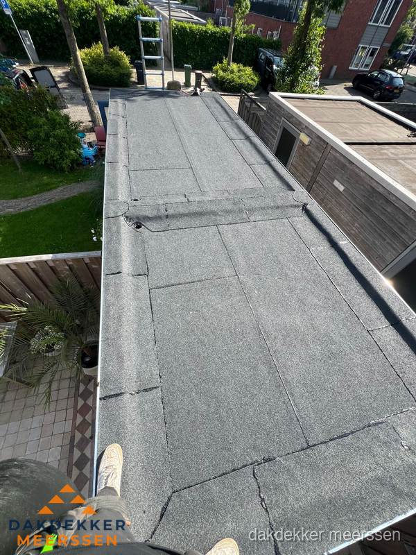Bitumen plat dak rijtjeswoning vanuit dakdekker perspectief in Meerssen Bitumen plat dak rijtjeswoning vanuit dakdekker perspectief in Meerssen