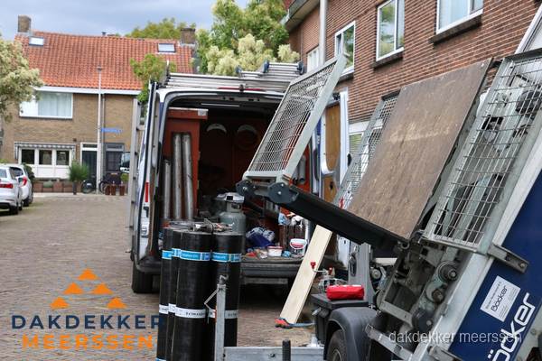 Dakdekkersbusje met materiaal en ladderlift voor dakpannen vervangen in Meerssen