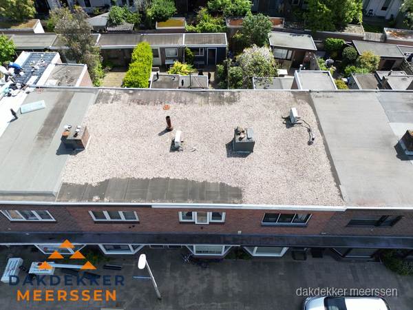 Plat dak met grindballast en dakdoorvoeren in Meerssen Plat dak met grindballast en dakdoorvoeren in Meerssen