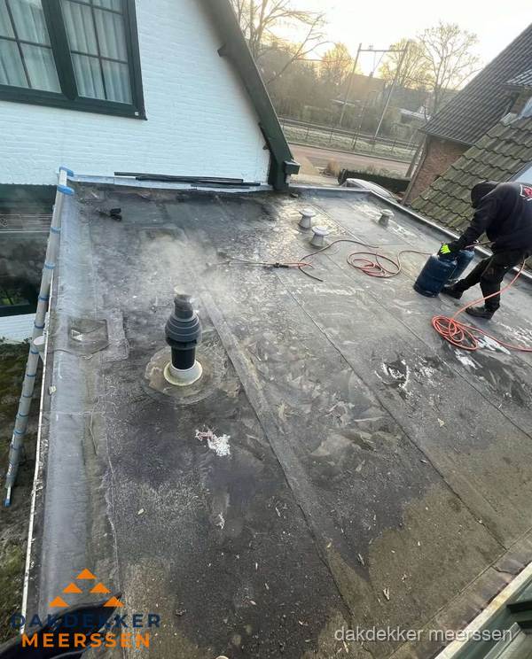 Dakdekker verhelpt daklekkage op plat dak in Meerssen Dakdekker verhelpt daklekkage op plat dak in Meerssen
