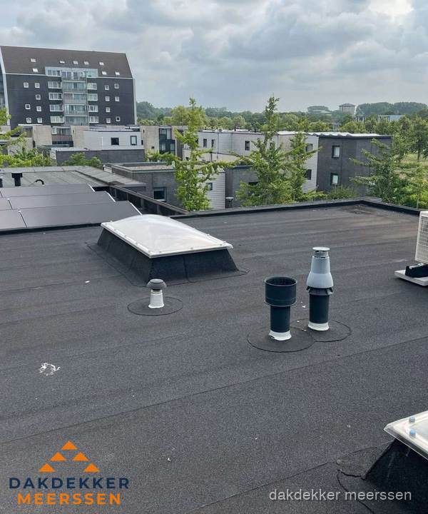 Groot plat dak met lichtkoepel en dakdoorvoeren in Meerssen Groot plat dak met lichtkoepel en dakdoorvoeren in Meerssen