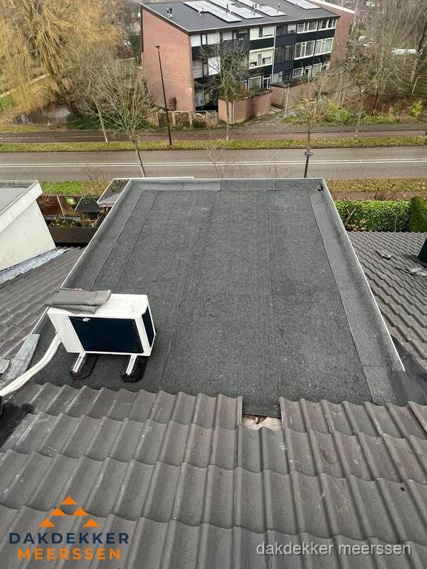 Plat dak inspectie met bitumen bedekking naast schuin pannendak in Meerssen Plat dak inspectie met bitumen bedekking naast schuin pannendak in Meerssen