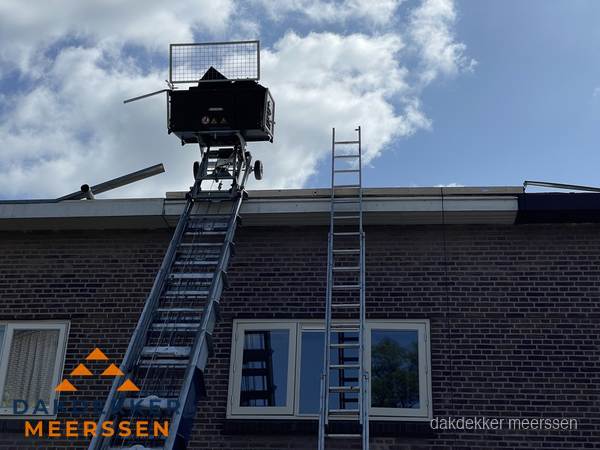 Ladderlift en ladder bij woning voor dakinspectie in Meerssen Ladderlift en ladder bij woning voor dakinspectie in Meerssen