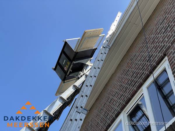 Dakgoot vervangen met dakdekkerslift in Meerssen Dakgoot vervangen met dakdekkerslift in Meerssen