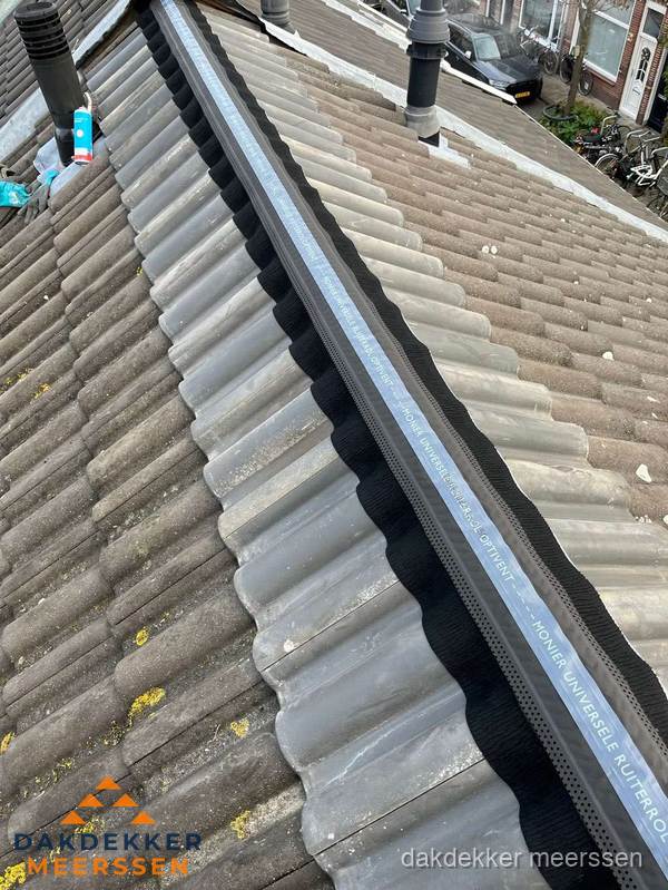 Nokvorst met Monier ventilatie op schuin pannendak in Meerssen Nokvorst met Monier ventilatie op schuin pannendak in Meerssen
