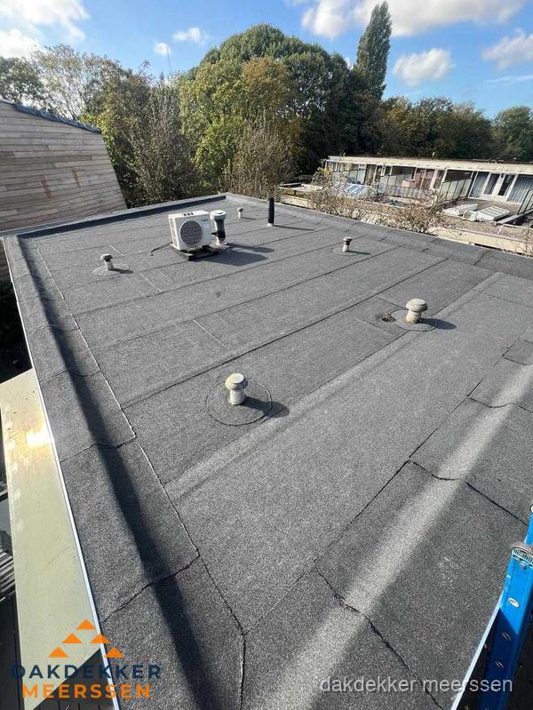 Kosten dakdekker: afgewerkt plat bedrijfsdak met bitumen in Meerssen
