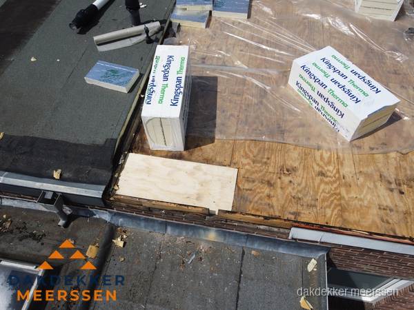 Plat dak isolatie met Kingspan isolatieplaten tijdens renovatie in Meerssen Plat dak isolatie met Kingspan isolatieplaten tijdens renovatie in Meerssen