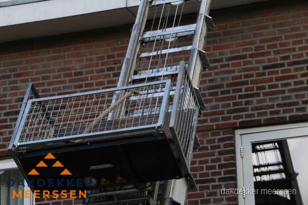 Ladderlift met dakpannen voor dakpan reparatie in Meerssen Ladderlift met dakpannen voor dakpan reparatie in Meerssen