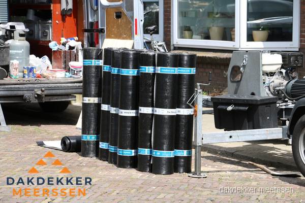 Rollen bitumen dakbedekking klaar voor daklekkage reparatie in Meerssen Rollen bitumen dakbedekking klaar voor daklekkage reparatie in Meerssen