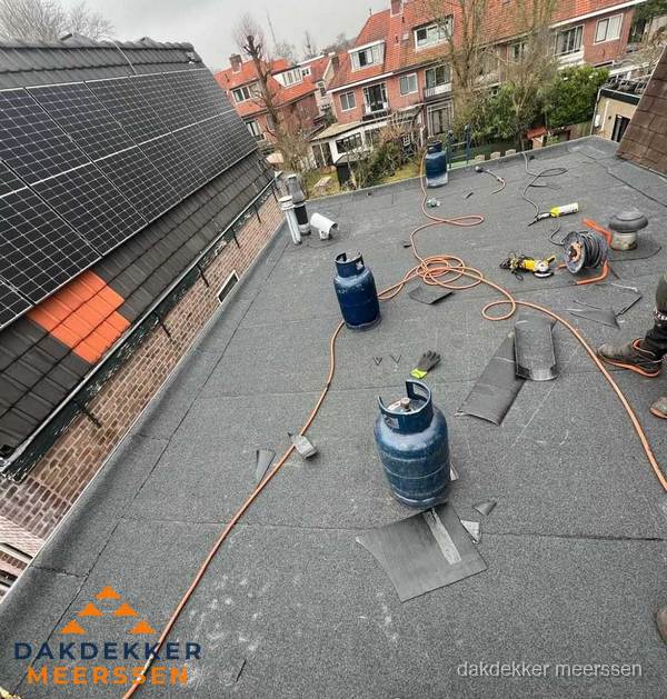 Daklekkage repareren met brandgereedschap op plat dak in Meerssen Daklekkage repareren met brandgereedschap op plat dak in Meerssen