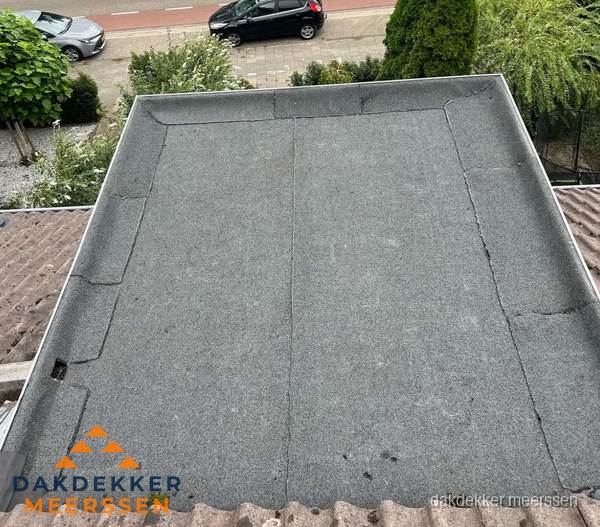 Nieuw aangebrachte bitumen dakbedekking op plat dak in Meerssen Nieuw aangebrachte bitumen dakbedekking op plat dak in Meerssen