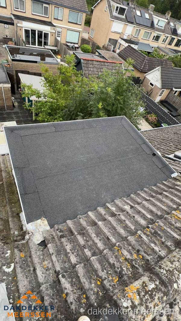 Plat dak aanbouw met bitumen dakbedekking in woonwijk Meerssen Plat dak aanbouw met bitumen dakbedekking in woonwijk Meerssen