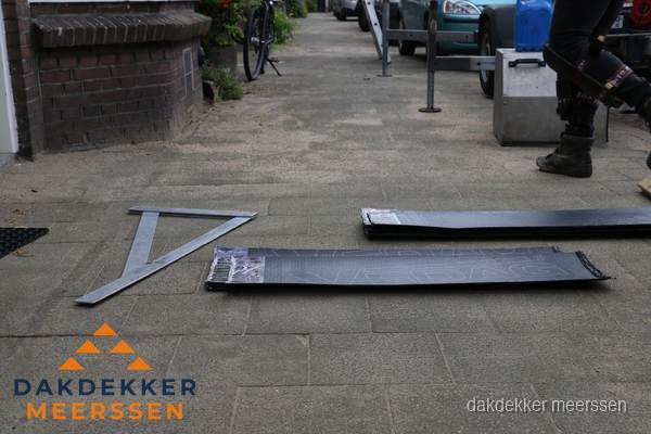 Dakbedekkingsmateriaal en zinkwerk klaargelegd voor reparatie in Meerssen Dakbedekkingsmateriaal en zinkwerk klaargelegd voor reparatie in Meerssen