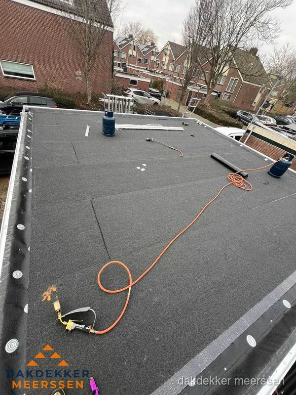 Afgewerkte dakrenovatie met bitumen op plat dak in Meerssen Afgewerkte dakrenovatie met bitumen op plat dak in Meerssen
