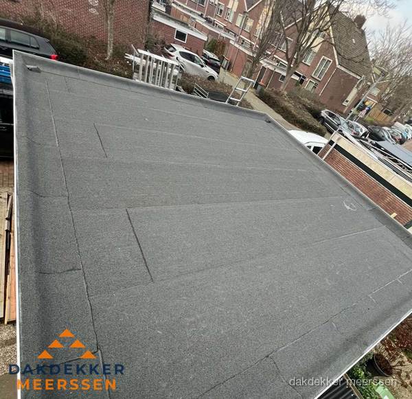 Nieuwe bitumen dakbedekking op plat dak van garage in Meerssen Nieuwe bitumen dakbedekking op plat dak van garage in Meerssen