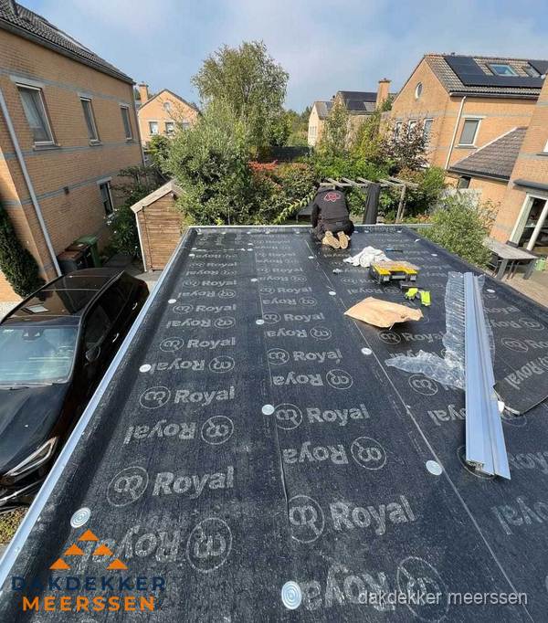 Dakdekker aan het werk op plat dak renovatie in Meerssen Dakdekker aan het werk op plat dak renovatie in Meerssen