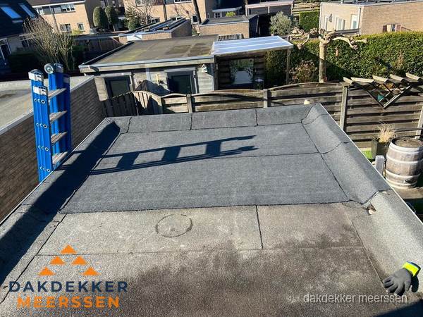 Dakdekker bij bitumen plat dak renovatie in Meerssen Dakdekker bij bitumen plat dak renovatie in Meerssen