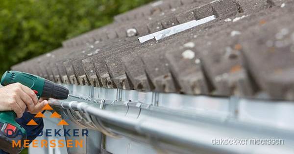 Dakgoot repareren met accuboormachine in Meerssen Dakgoot repareren met accuboormachine in Meerssen